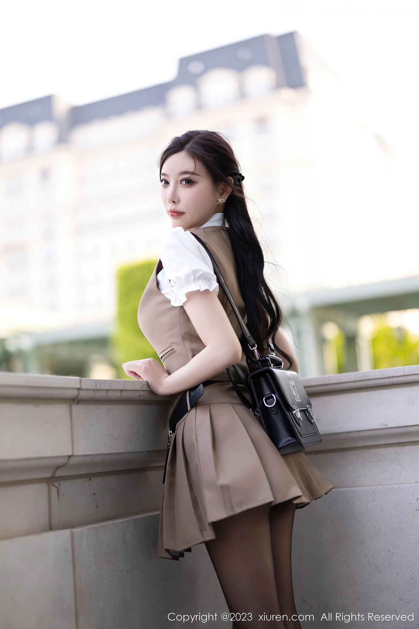 图片[3]-[XiuRen秀人网]VOL.7202 女神杨晨晨Yome杏色短裙套装露粉色内衣配超薄黑丝诱惑写真90P-秀人网官方网站